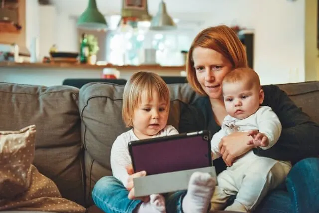 Padres usando herramientas de control parental con su hijo