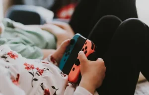 Familia compartiendo una actividad digital en casa