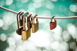 Ciberseguridad familiar: padres protegiendo dispositivos en casa
