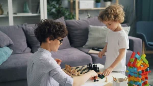 Familia disfrutando de los mejores juegos educativos 2025 juntos en casa